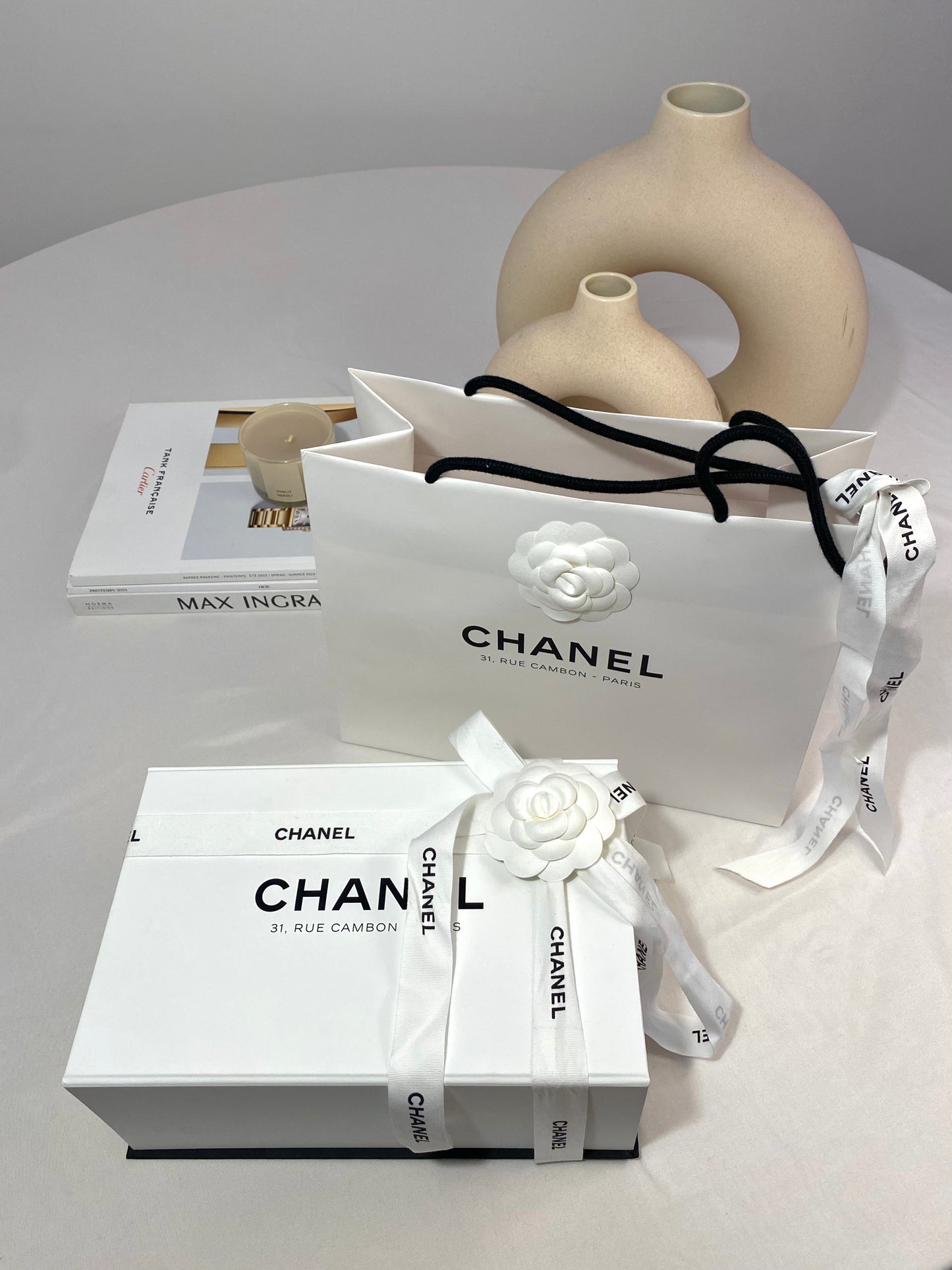 Boite Chanel aimanté blanche pour sac, exclusivité Rue Cambon