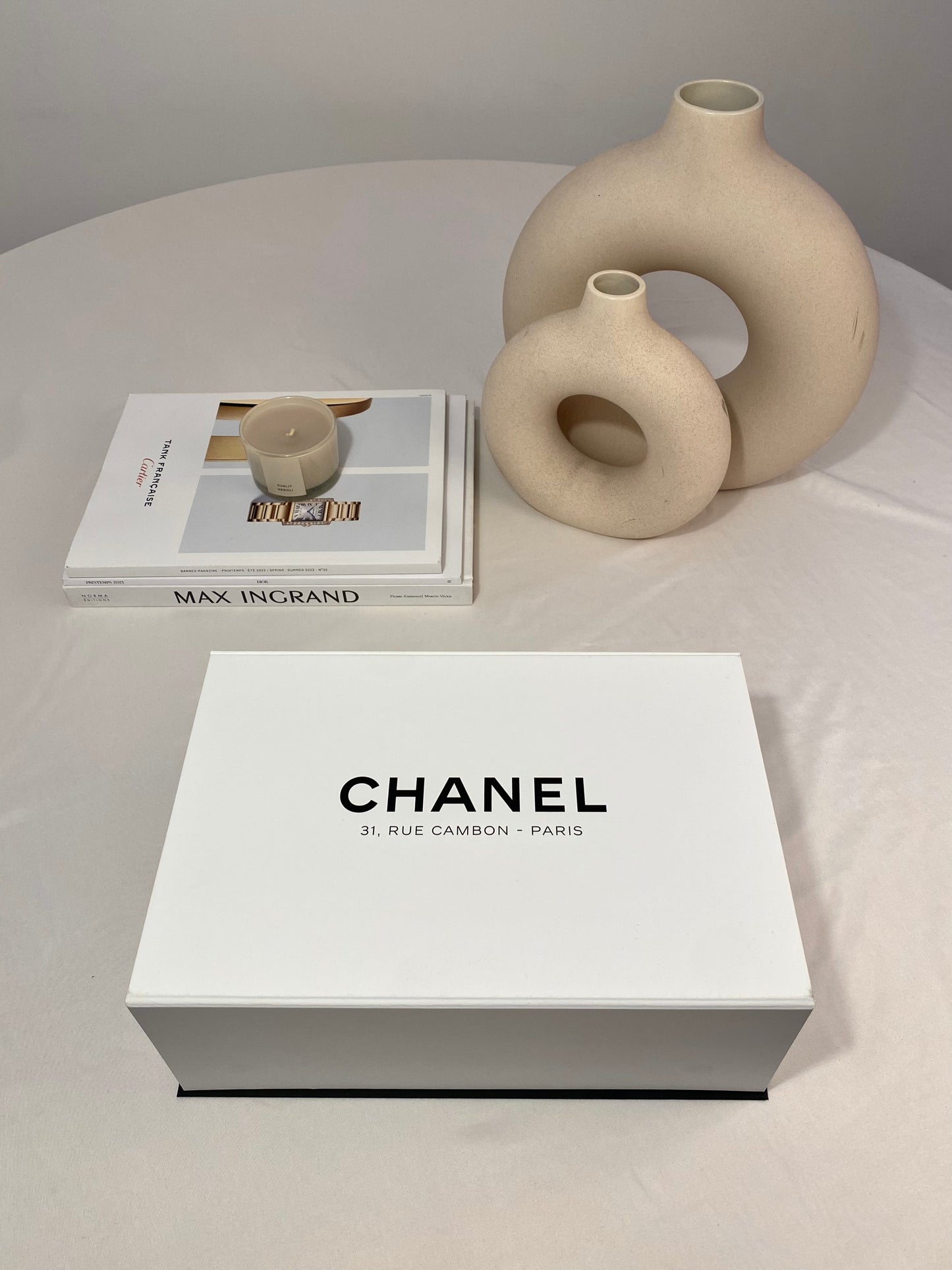 Boite Chanel aimanté blanche pour sac, exclusivité Rue Cambon