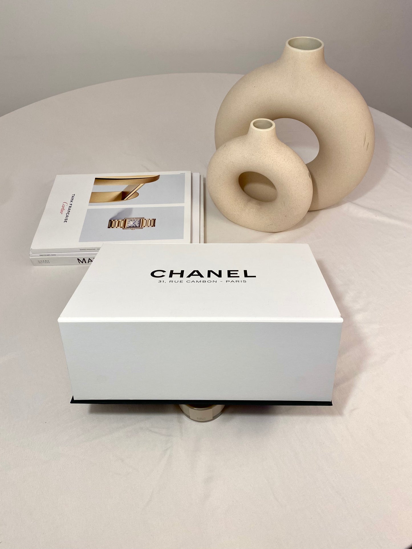 Boite Chanel aimanté blanche pour sac, exclusivité Rue Cambon