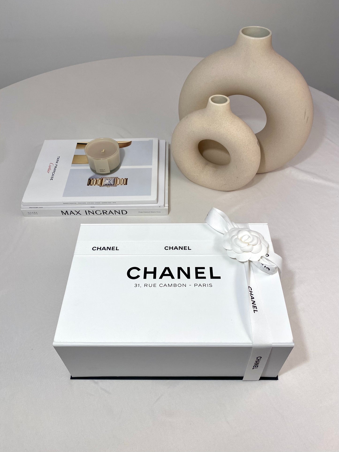 Boite Chanel aimanté blanche pour sac, exclusivité Rue Cambon