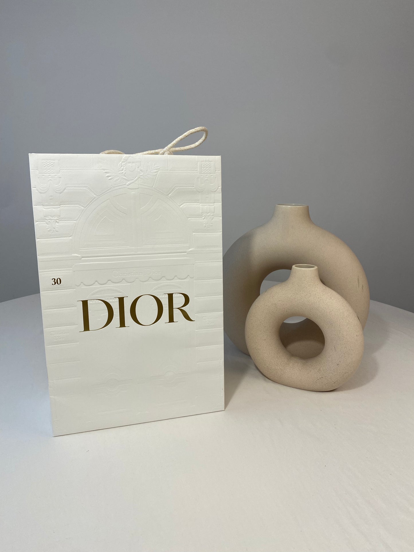 Sac shopping Dior blanc avec relief, différentes tailles